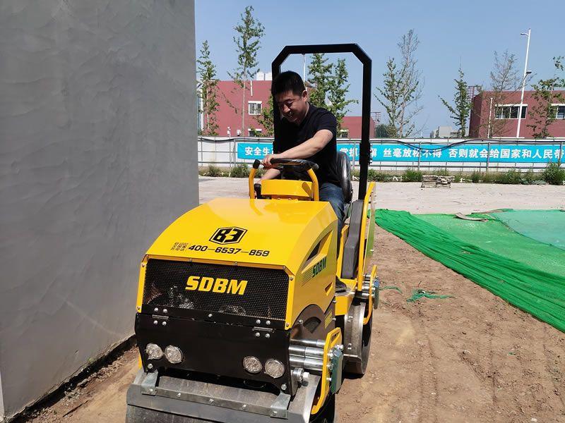座駕振動(dòng)壓路機(jī)在惡劣環(huán)境下如何工作？