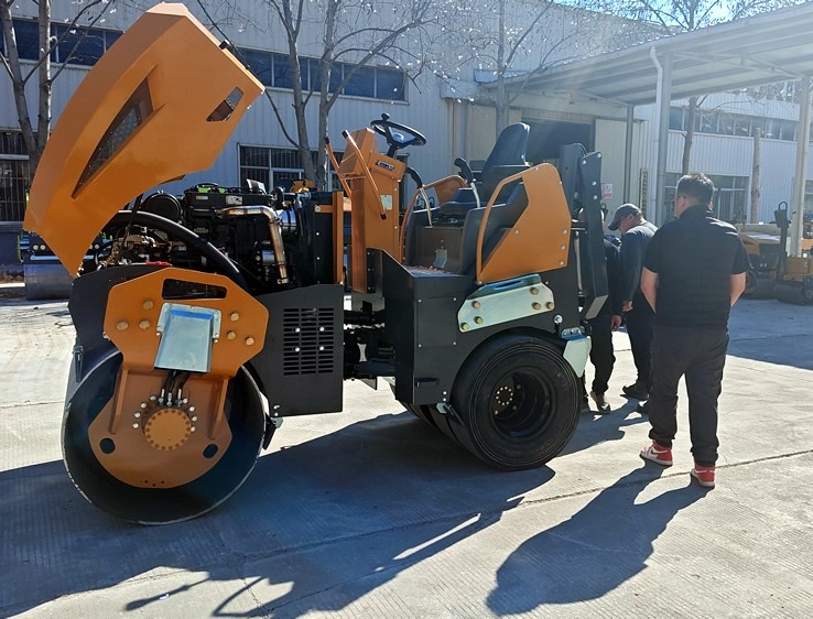 3月18日，哈薩克斯坦客戶來廠體驗考察5噸膠輪壓路機